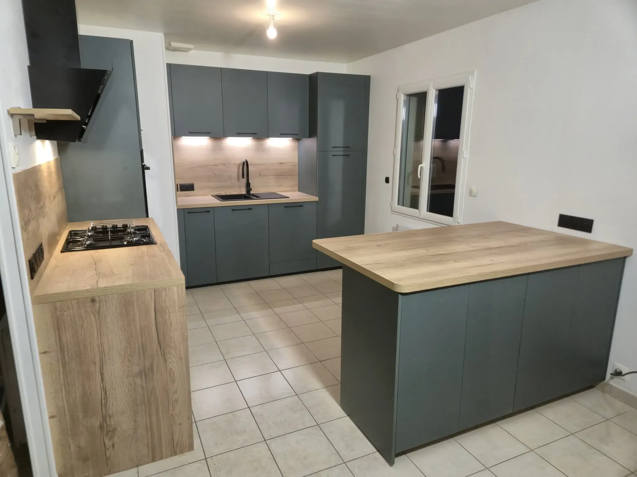 Cuisine gris mat et bois clair avec îlot central réalisée par MDA Cuisine Le Neubourg