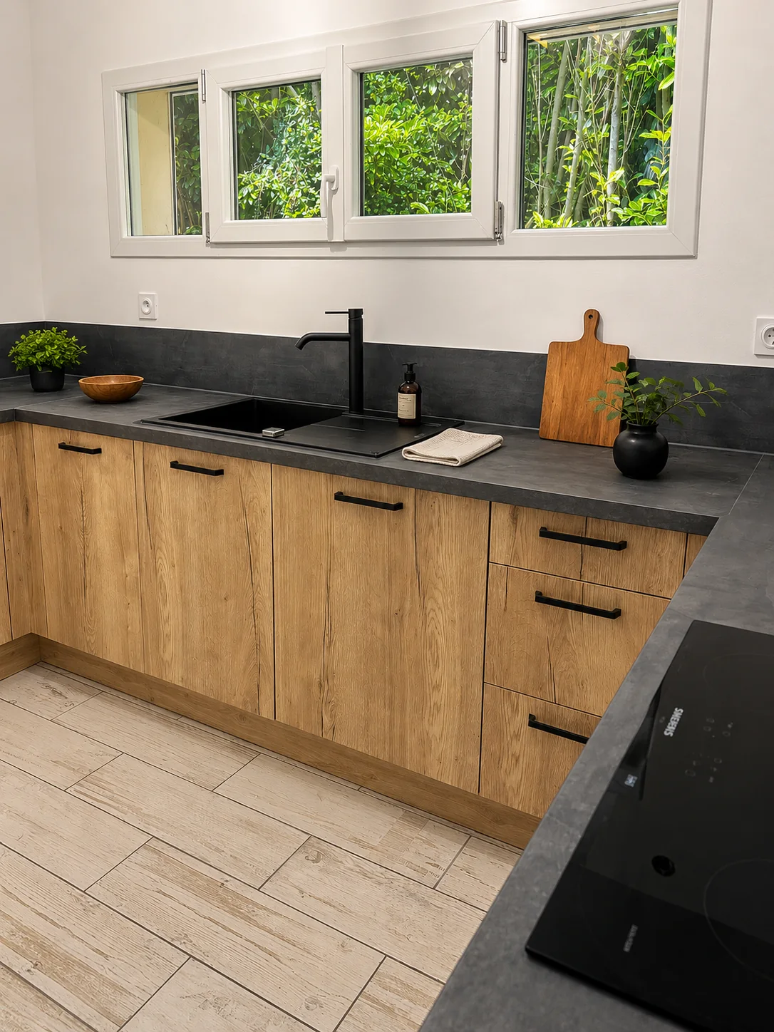Détail cuisine client chêne naturel, plan noir et évier noir